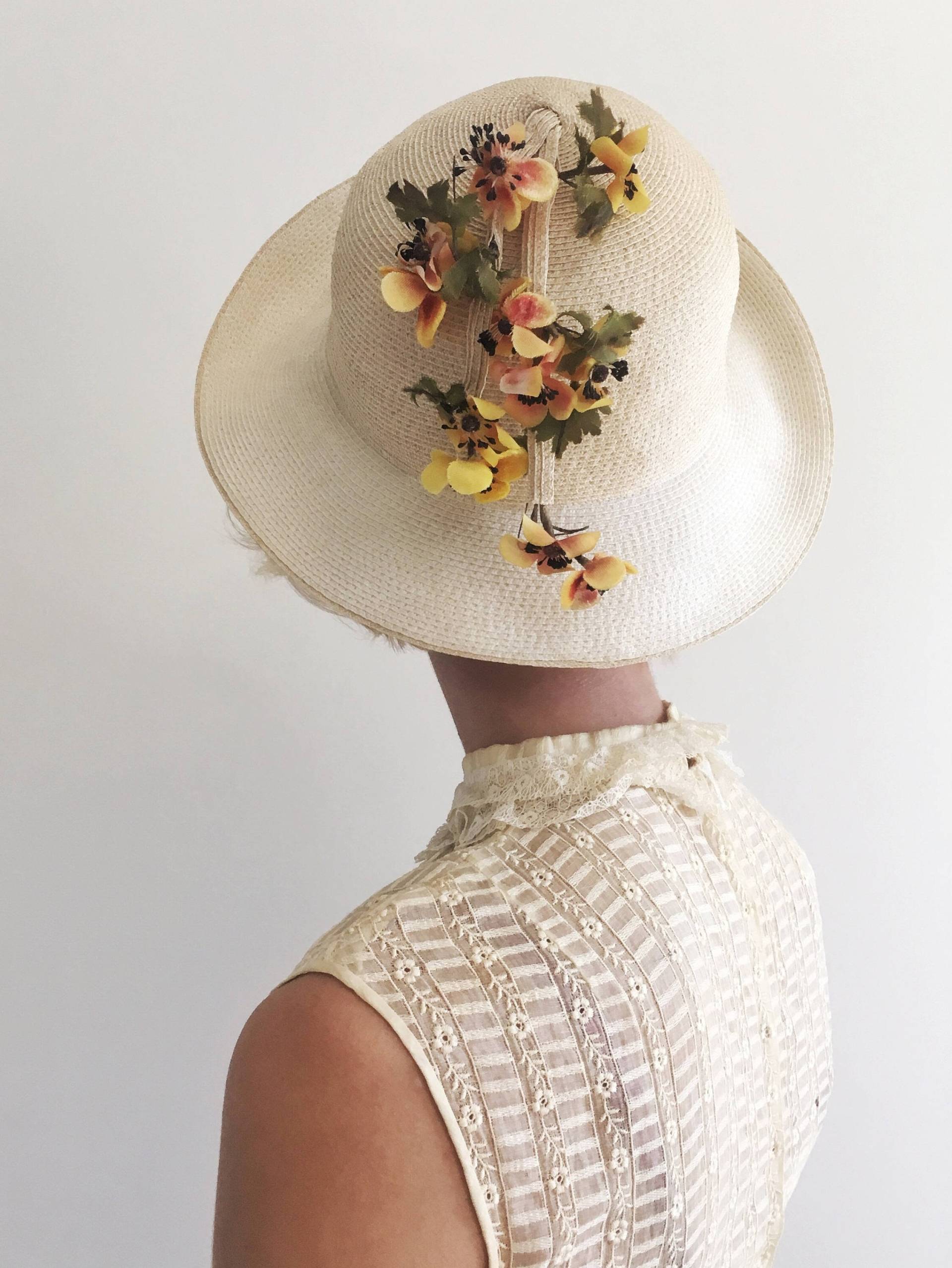 Vintage Weißer Stroh Sonnenhut Mit Gelben Blumen Details Vintage Weißer Stroh Sonnenhut Mit Gelben Blumen Details von MirandasBridal
