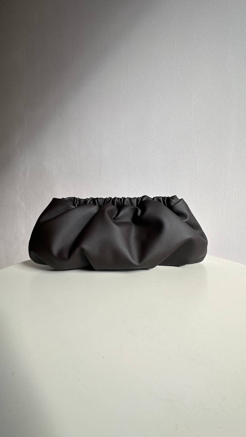 Braune Clutch in Wolkenform | +25 Farben Abendtasche Handgefertigte Tasche Aus Ökoleder Zum Umhängen Hochzeitsclutch Mit Abnehmbarer Kette von MirariBags