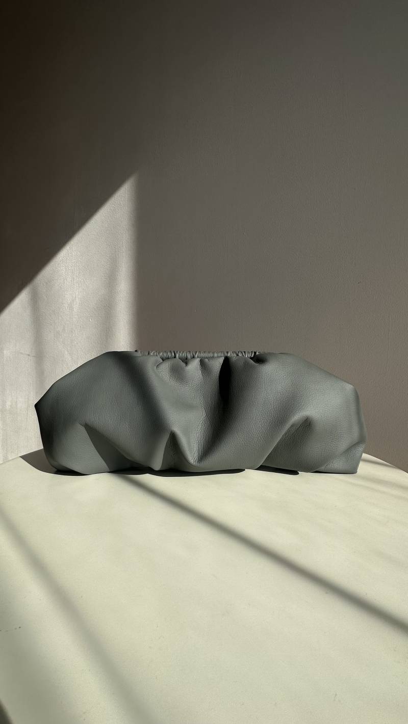 Graue Clutch Aus Ökoleder Für Damen | +25 Farben Designer-Knödel-Clutch Den Abend Handgefertigte Veranstaltungen Jeden Tag von MirariBags