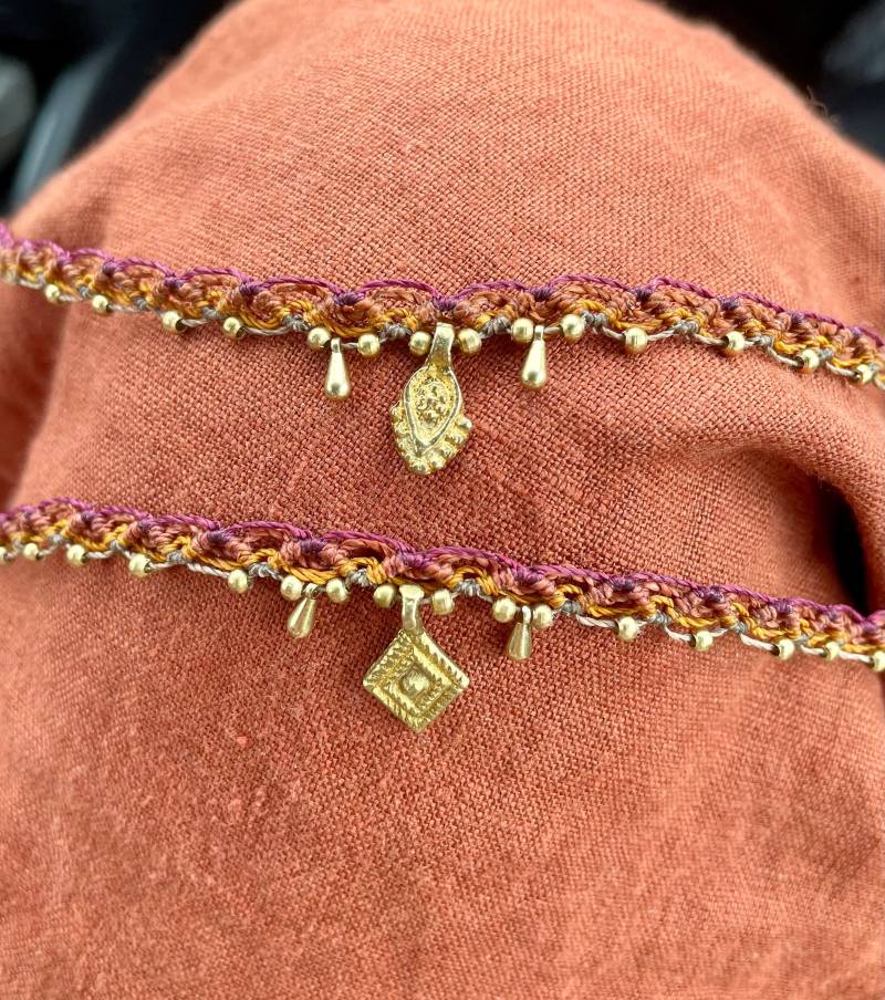 Macrame Fußband Mit Messinganhänger Biene Macrame Fußband Mit Messinganhänger Biene von MirasMacrame