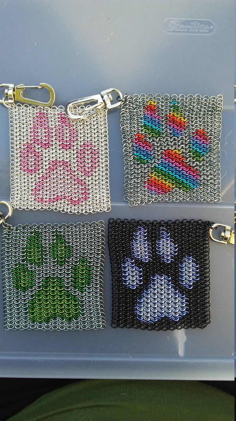 Zweifarbiger Pfotenabdruck Chainmaille Schlüsselanhänger von MirasMaille