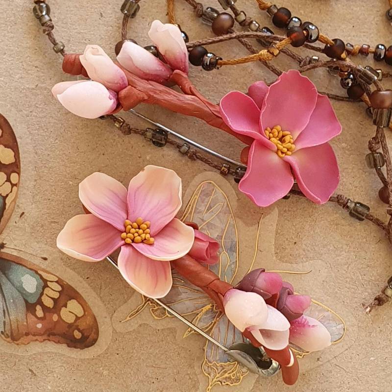 Blühender Pflaumenbaum Brosche Anstecknadel Pflaume Blume V250315 Blühender Pflaumenbaum Brosche Anstecknadel Pflaume Blume V250315 von Miratsu