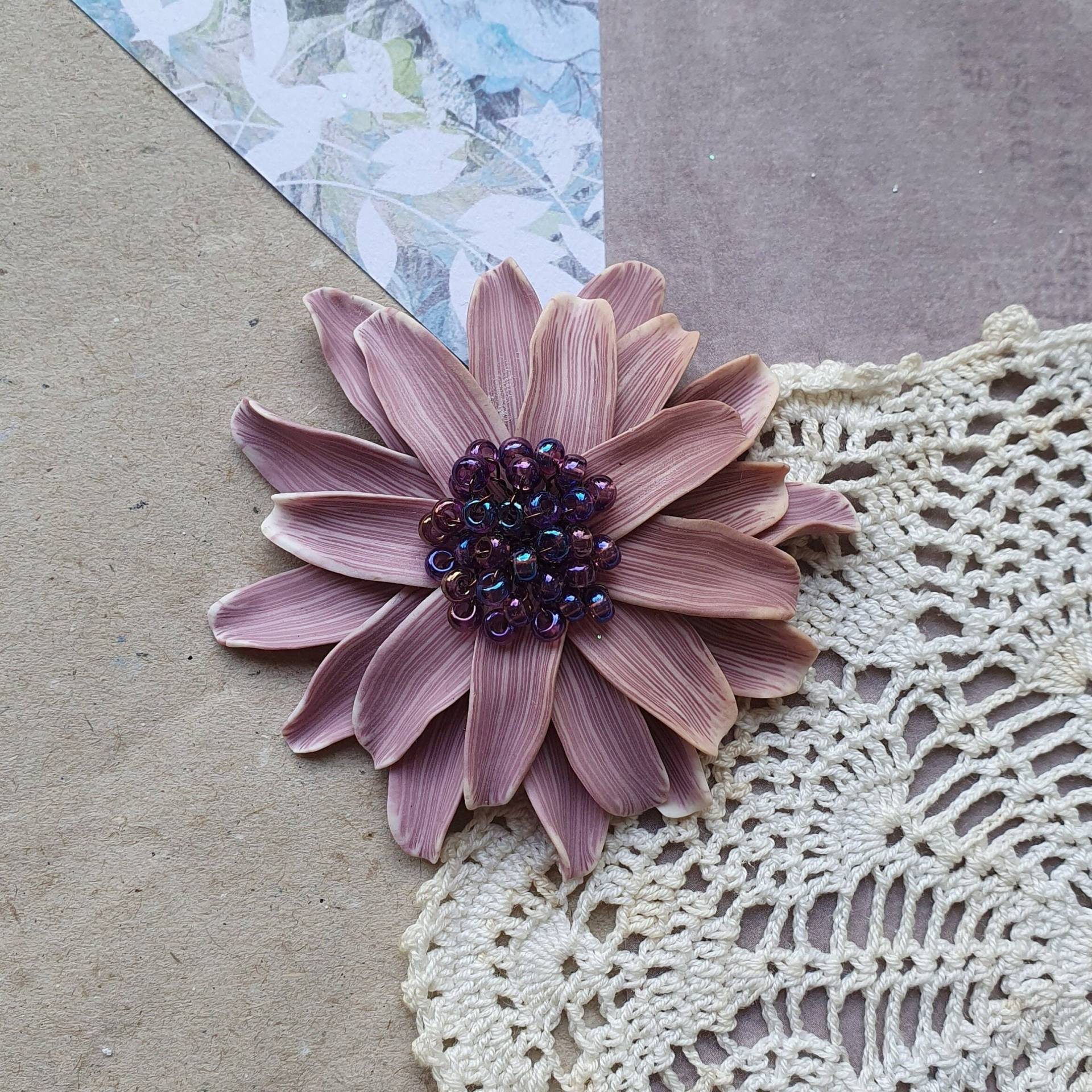 Brosche Chrysantheme, Violett Gestreift V23110 von Miratsu