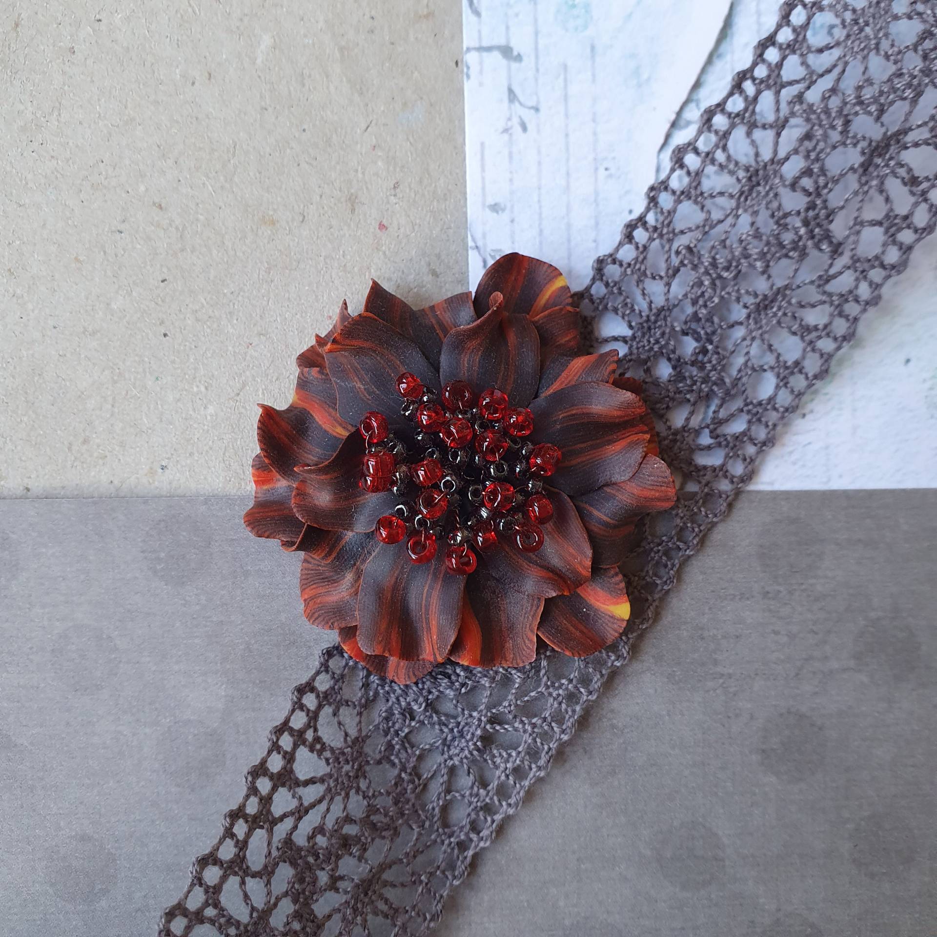 Feuerblumen-Brosche in Dunkel, Kleine Blume Anstecknadel V23107 von Miratsu