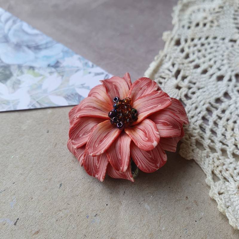 Kleine Chrysantheme, Rot Und Orange Gestreifte Brosche, Anstecker Blume V23111 Kleine Chrysantheme, Rot Und Orange Gestreifte Brosche, Anstecker Blume V23111 von Miratsu