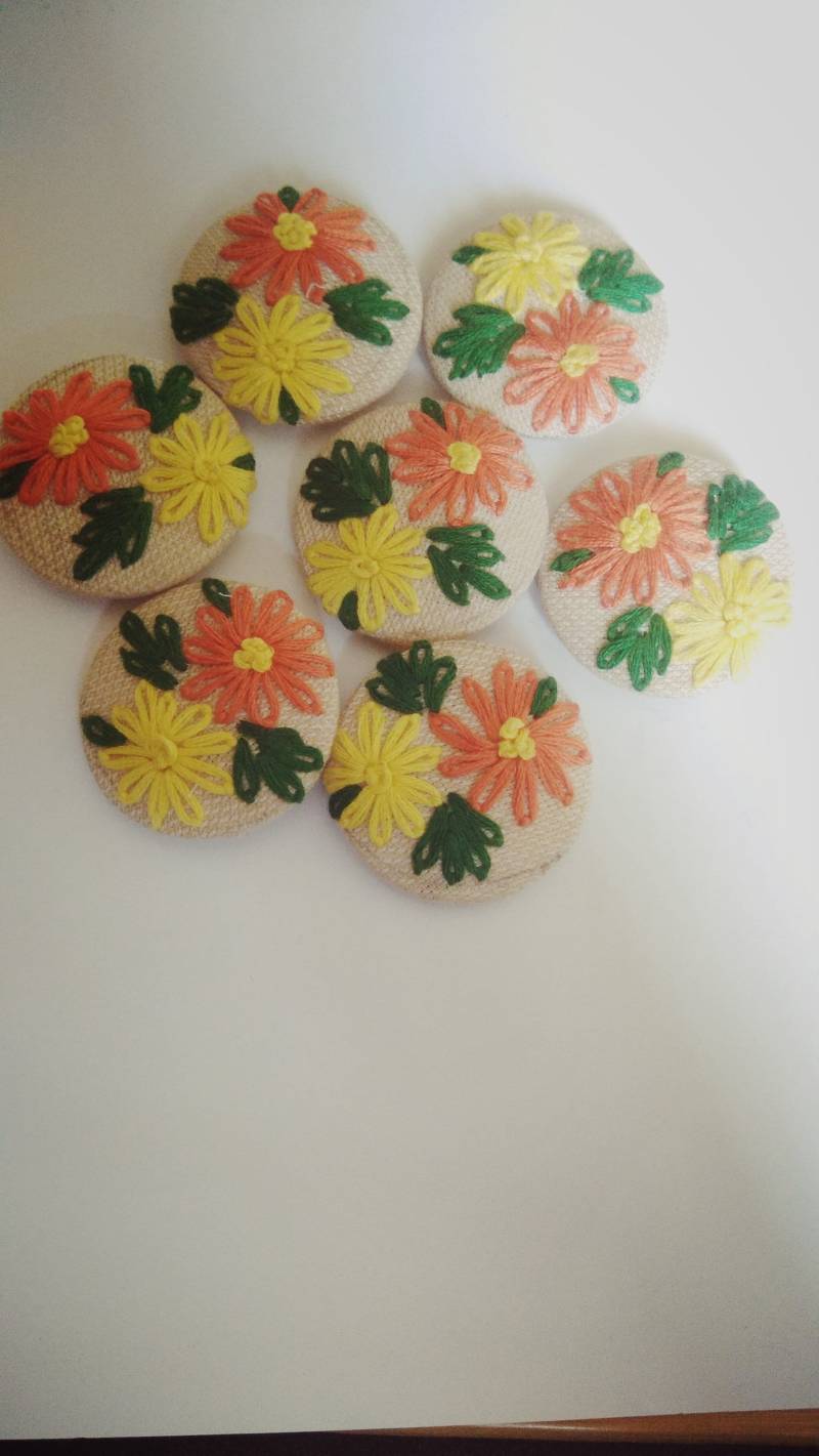 Handmade Gestickte Blumen Buttons | Boho Nähen Verzierungen von MirayaasDecor