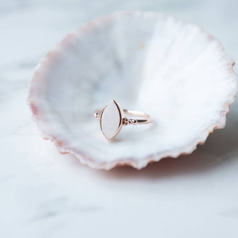 Regenbogen Mondstein Ring Rosegold, Juni Geburtsstein, Antiker Ring, Geschenk Für Freundin, Eleganter Statement Schmuck Sie von MiriamKorczakStudio