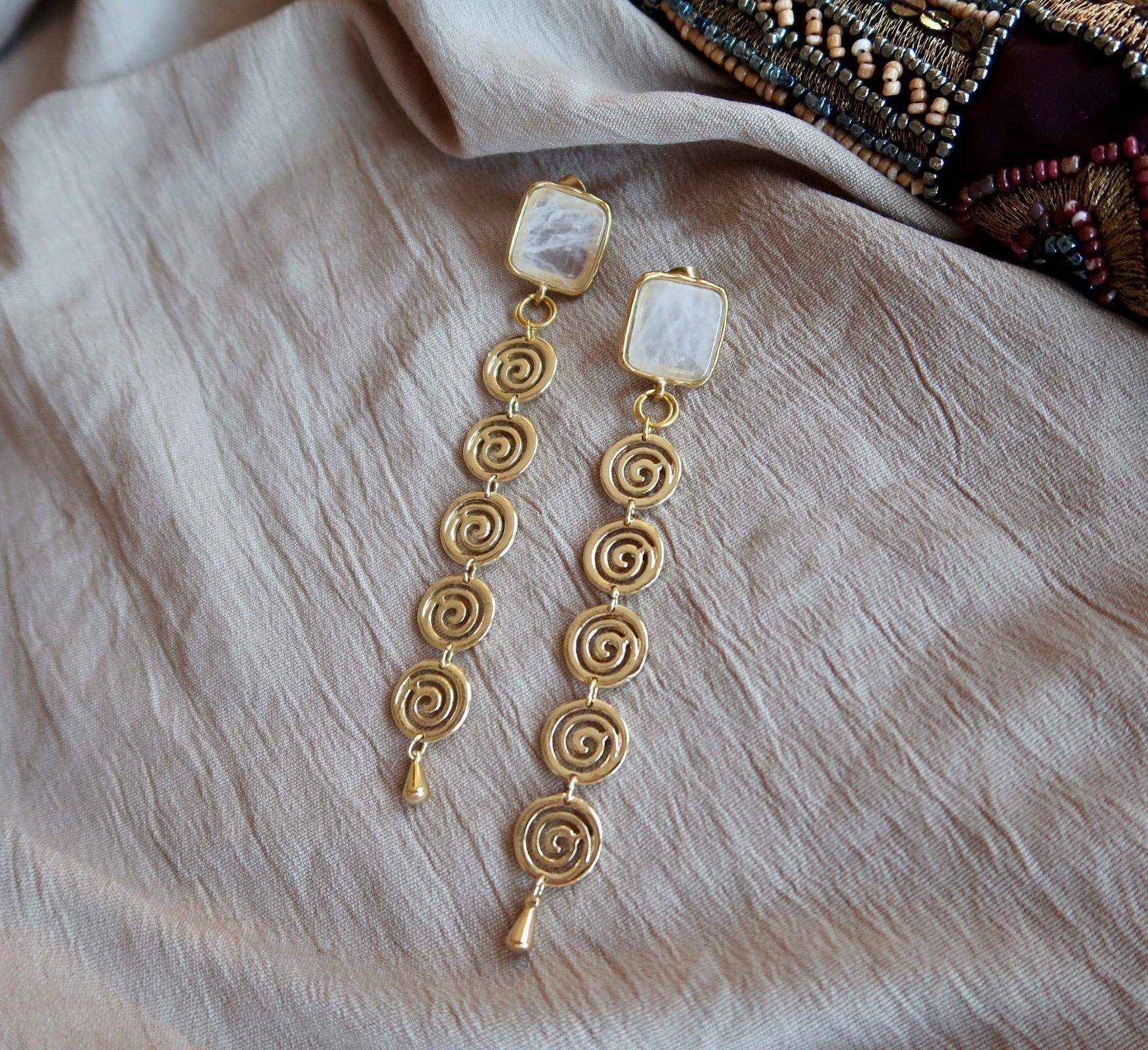 Lange Vergoldete Ohrringe Mit Rosa Stein Und Azteken Anhänger Spiralen Handgemacht - Boho Hippe Ethno Stil von MiribloomJewelry