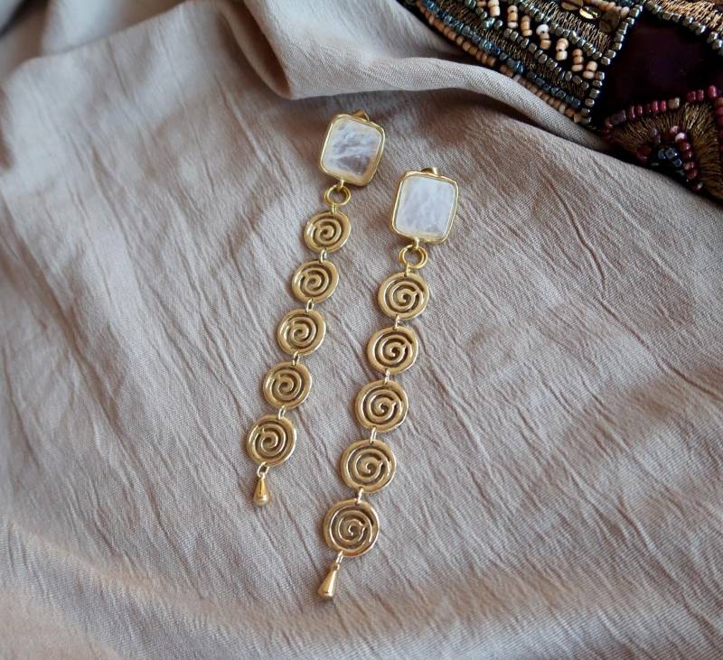 Lange Vergoldete Ohrringe Mit Rosa Stein Und Azteken Anhänger Spiralen Handgemacht - Boho Hippe Ethno Stil von MiribloomJewelry