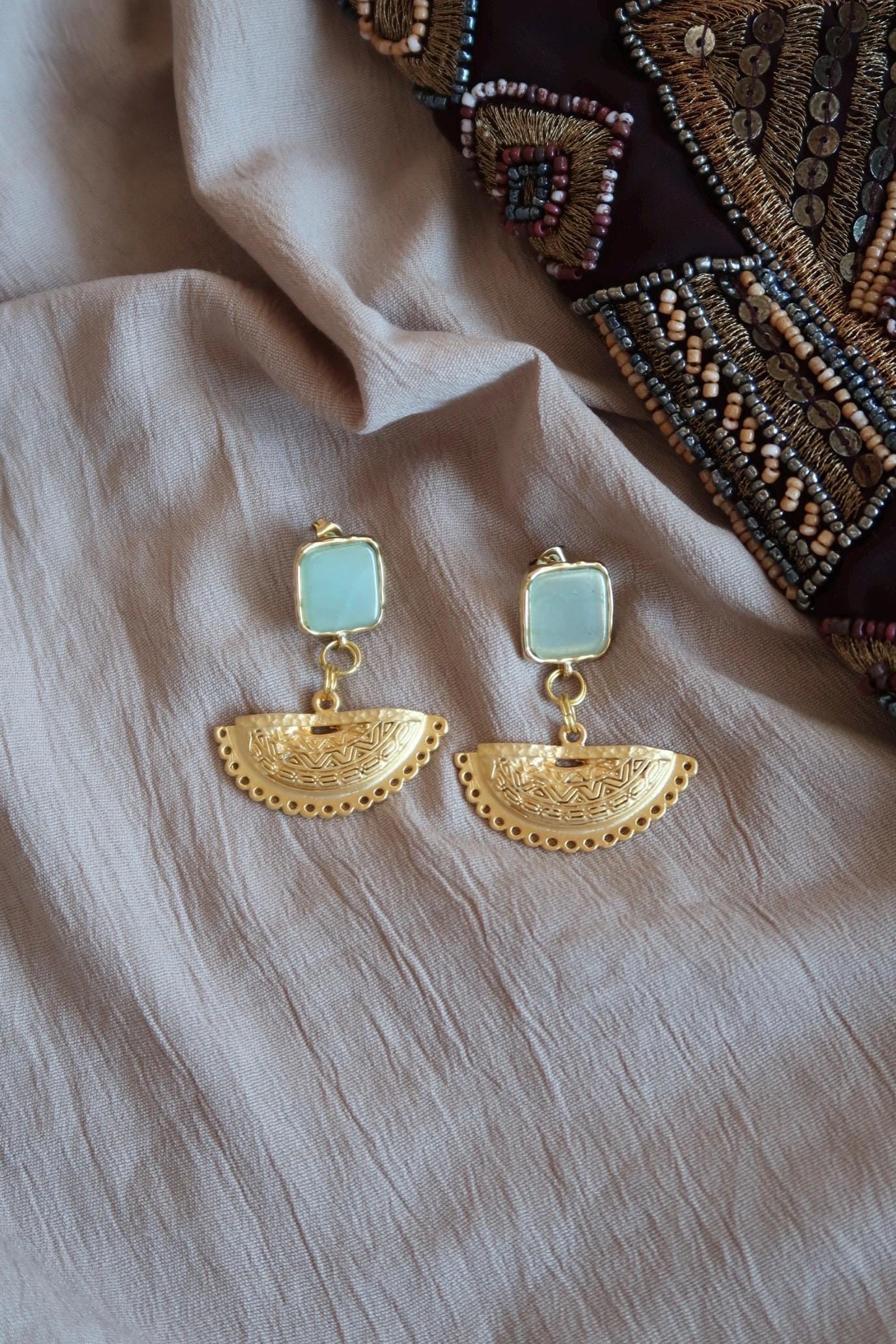 Vergoldete Edelsteinohrringe Grün/Blauer Stein Mit Azteken Anhänger Handgemacht - Boho Hippe Ethno Stil von MiribloomJewelry