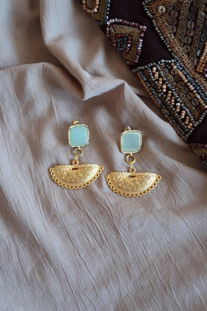 Vergoldete Edelsteinohrringe Grün/Blauer Stein Mit Azteken Anhänger Handgemacht - Boho Hippe Ethno Stil von MiribloomJewelry