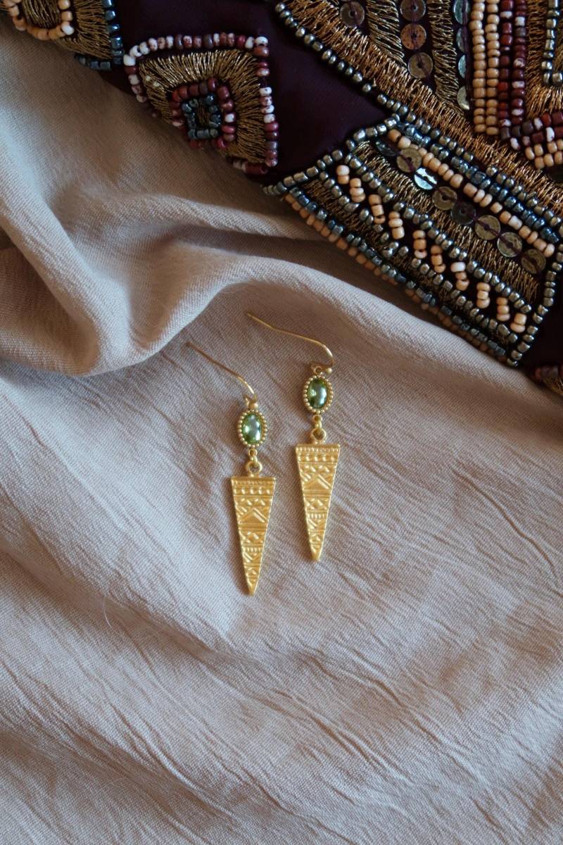 Vergoldete Edelsteinohrringe Mit Grünem Stein Und Azteken Anhänger Pfeil Spitze Handgemacht - Boho Hippe Ethno Stil von MiribloomJewelry