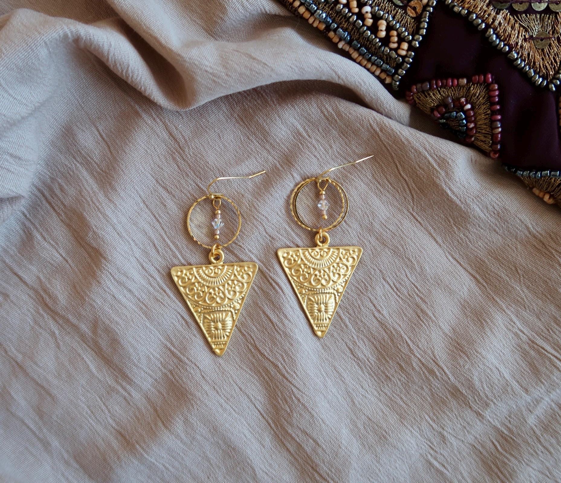 Vergoldete Edelsteinohrringe Mit Kreis Und Swarovski Stein Azteken Anhänger Pfeil Spitze Handgemacht - Boho Hippe Ethno Stil von MiribloomJewelry