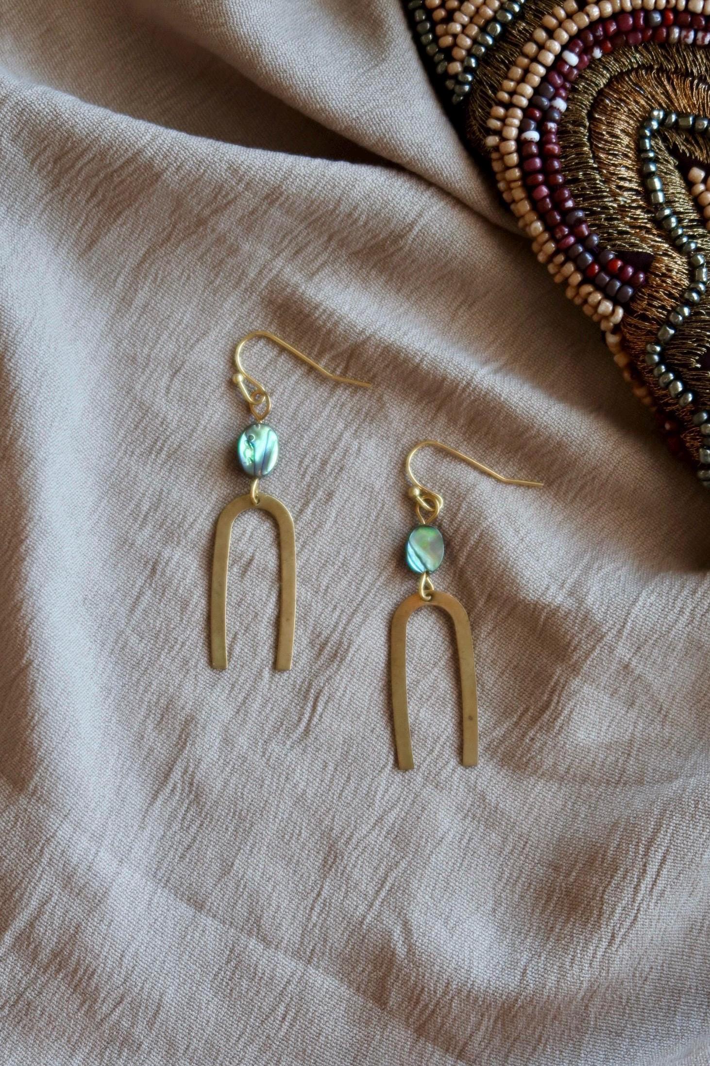 Vergoldete Hängeohrringe Mit Halbmonden Halbkreis Und Abalone Edelsteine Boho Hippie Ethno Handmade Handgemacht Crystal Minimalismus Ohrring von MiribloomJewelry