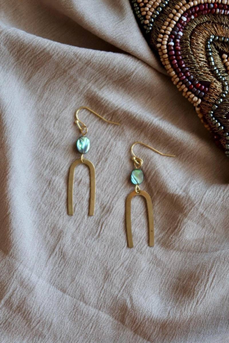 Vergoldete Hängeohrringe Mit Halbmonden Halbkreis Und Abalone Edelsteine Boho Hippie Ethno Handmade Handgemacht Crystal Minimalismus Ohrring von MiribloomJewelry