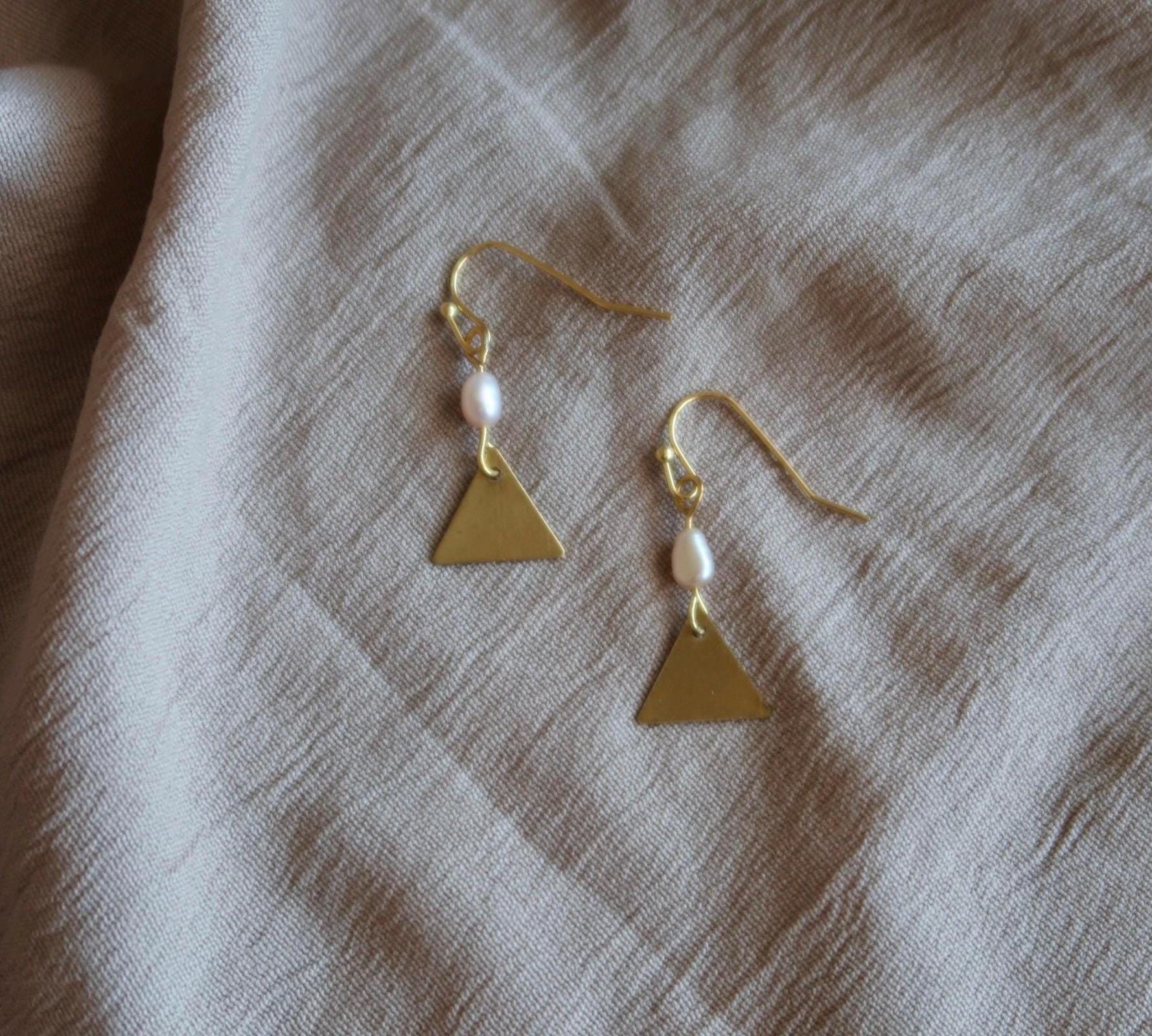 Vergoldete Hängeohrringe Mit Süßwasserperlen Und Dreieck Anhänger Boho Hippie Ethno Handmade Handgemacht Ohrringe Zierlich Minimalistisch von MiribloomJewelry