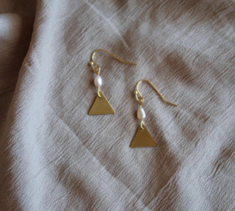 Vergoldete Hängeohrringe Mit Süßwasserperlen Und Dreieck Anhänger Boho Hippie Ethno Handmade Handgemacht Ohrringe Zierlich Minimalistisch von MiribloomJewelry