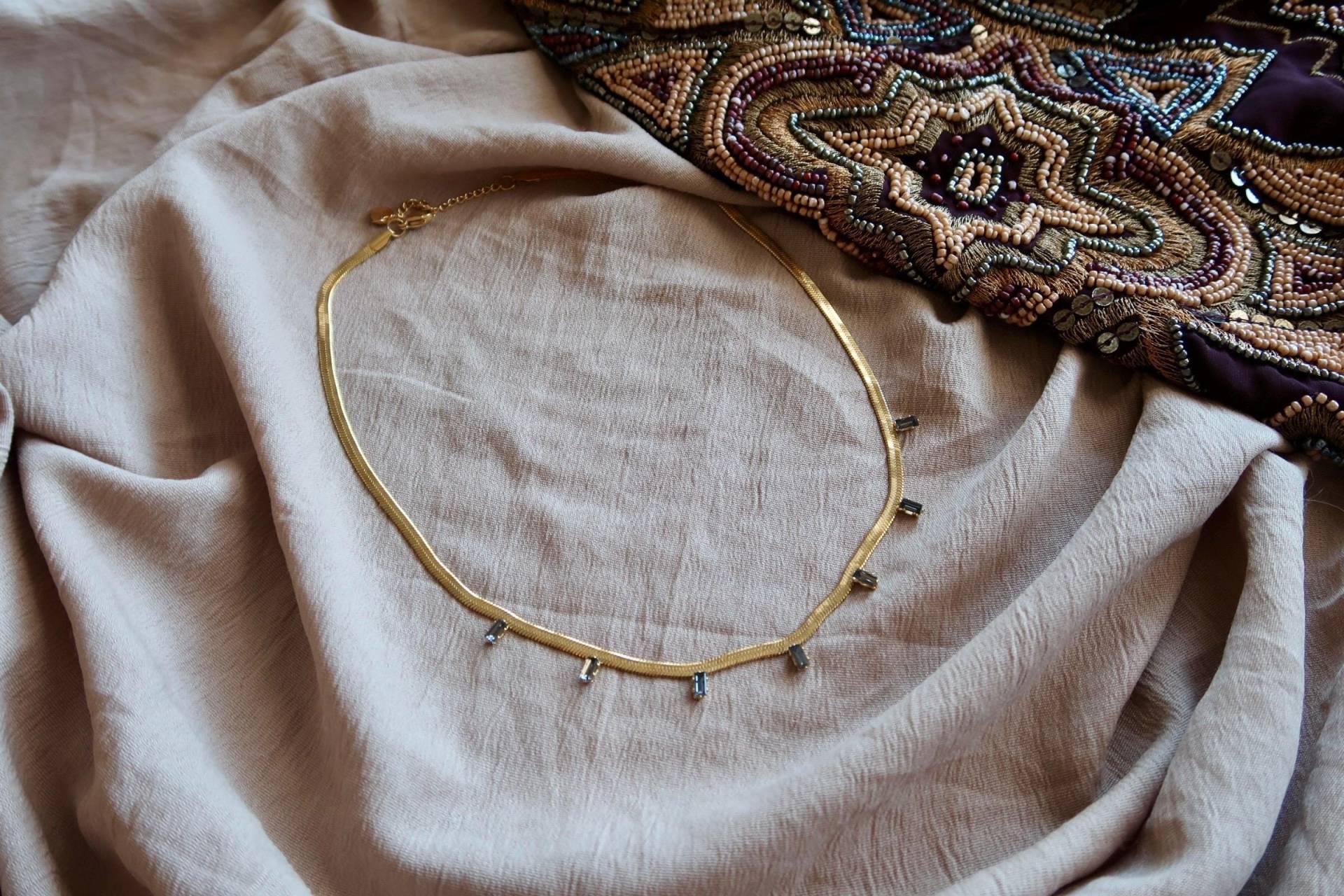 Vergoldete Schlangenkette Halskette Mit Dunklen Zirkonia Steinen - Minimalistisch Boho Hippie Ethno Schick Und Elegant von MiribloomJewelry