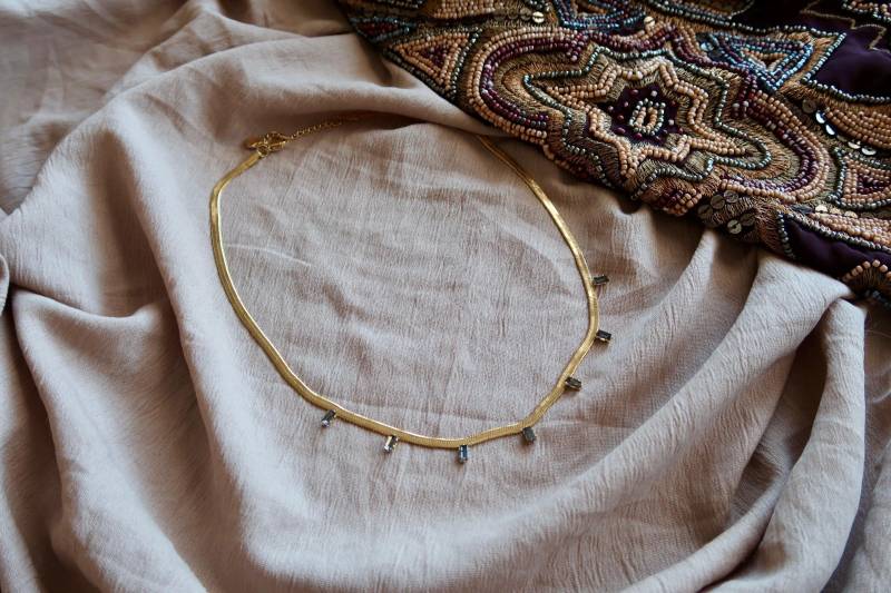 Vergoldete Schlangenkette Halskette Mit Dunklen Zirkonia Steinen - Minimalistisch Boho Hippie Ethno Schick Und Elegant von MiribloomJewelry