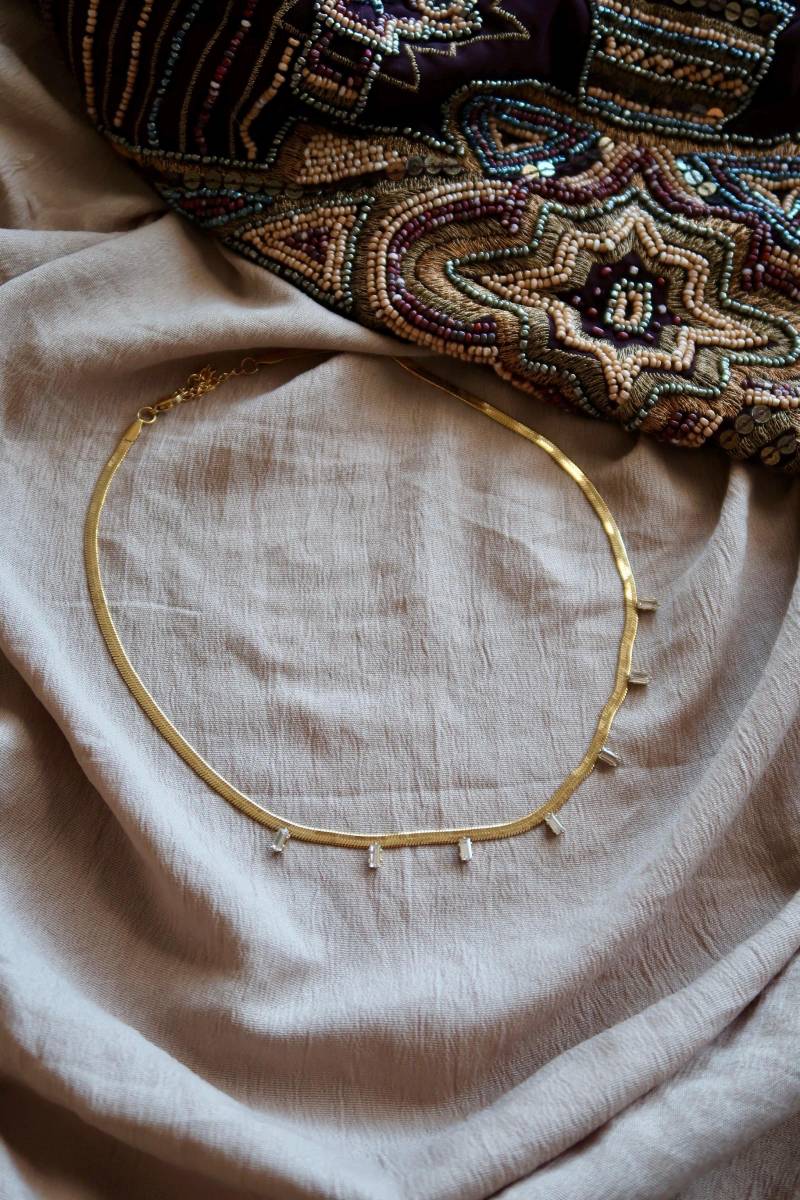 Vergoldete Schlangenkette Halskette Mit Steinen - Minimalistisch Boho Hippie Ethno Schick Und Elegant von MiribloomJewelry