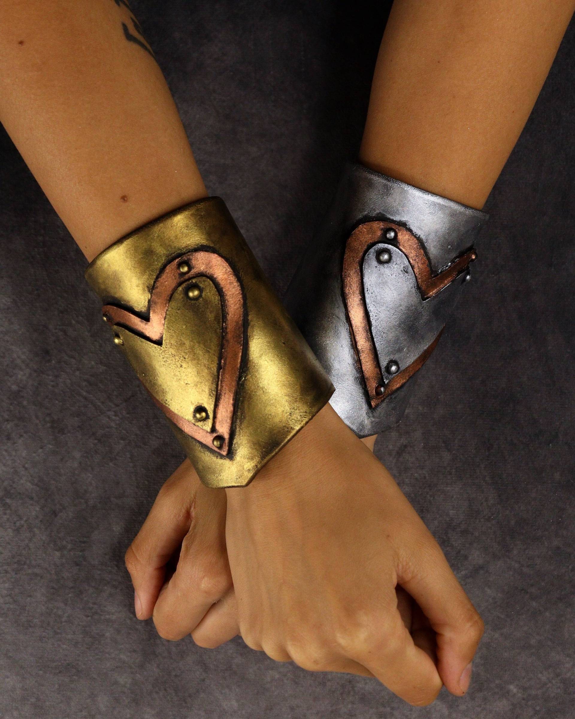 steampunk - Mittelalter Fantasy Armschutz/Mit Herzen. Rüstungsartig, Unechtes Metall. Gemacht Eva Schaum. Niedlich Und Romantisch steampunk - Mittelalter Fantasy Armschutz/Mit Herzen. Rüstungsartig, Unechtes Metall. Gemacht Eva Schaum. Niedlich Und Romantisch von MirirArtShop