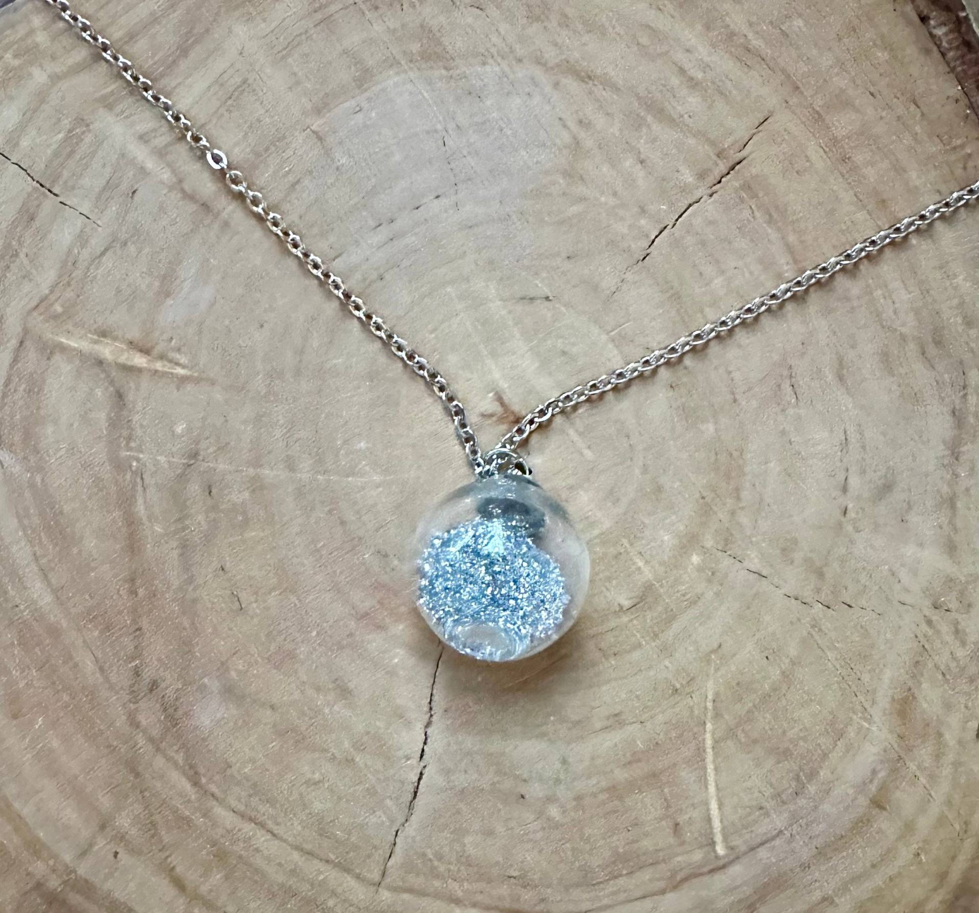 Kette Mit Glitzer Kugel Weihnachtlich von MirisOhringe