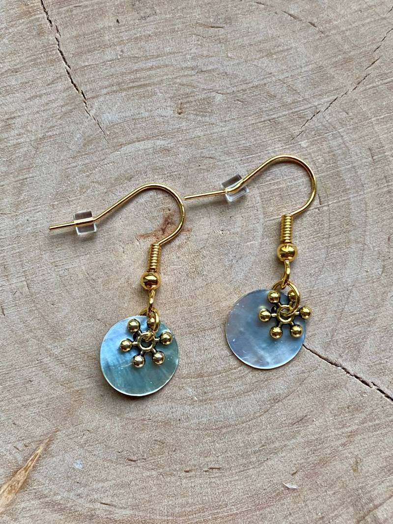 Ohrringe Mit Perlmutt & Goldfarben Stern Anhänger von MirisOhringe