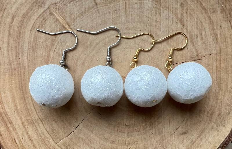 Ohrringe Schneeball Minimalistisch Weiß Glitzer von MirisOhringe