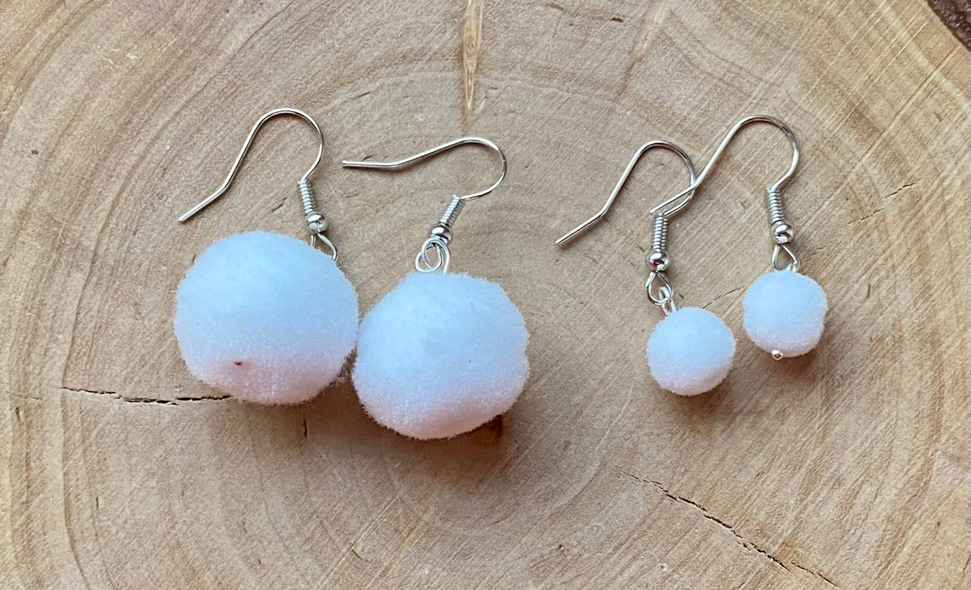Ohrringe Schneeball Minimalistisch Weiß Kuschelig von MirisOhringe