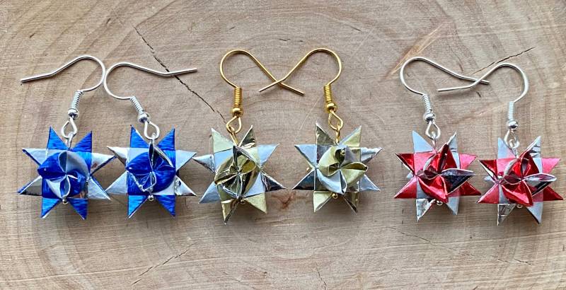 Weihnachtsohrringe Fröbelsterne Glänzend Kariert Weihnachtsfeier Weihnachtsohrringe Fröbelsterne Glänzend Kariert Weihnachtsfeier von MirisOhringe