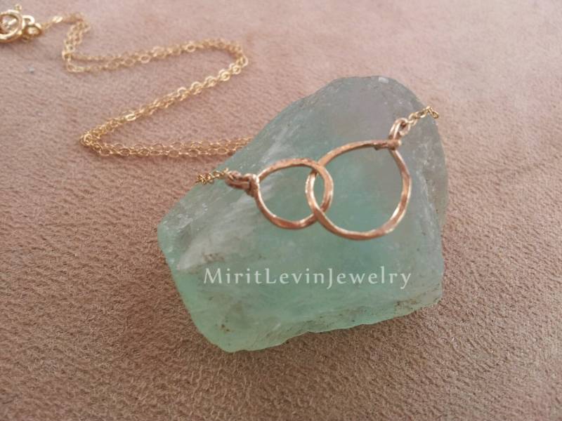 Mutter Tochter Halskette Set Von 2 Oder 3 Gold Interlocking Kreis Schmuck von MiritLevinJewelry