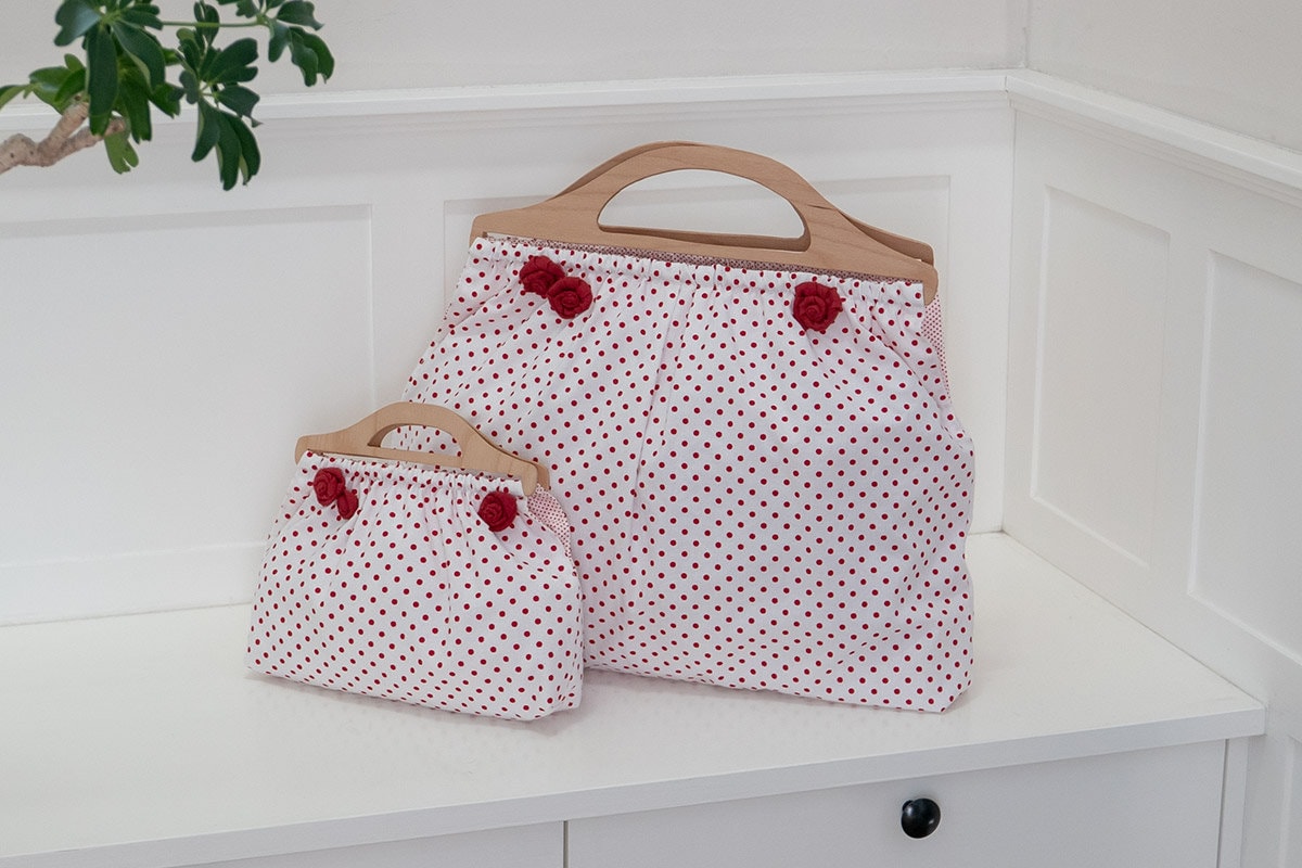 Romantisch Zeitlose Polka Dots Stoff Frau Handtasche Mit Holzgriff Und Handgenähte Rosen. Inside-Out-Tasche von MirkaWorks