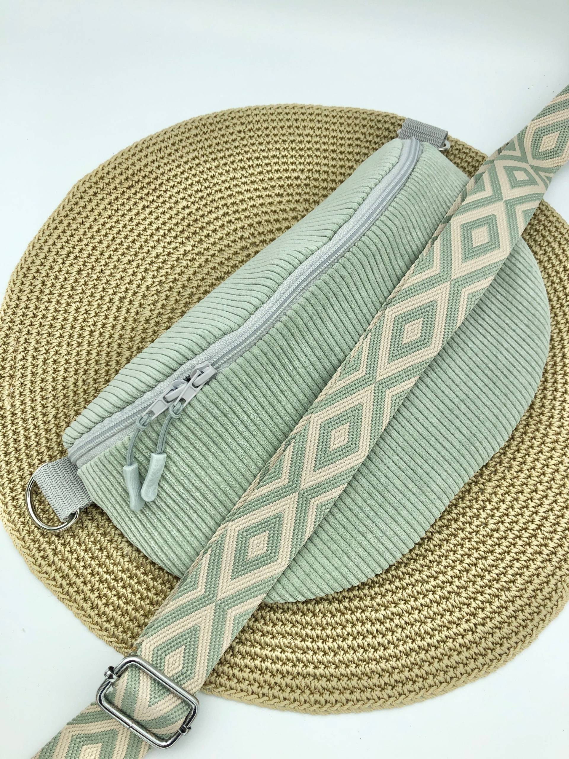 Bauchtasche Cord Salbei Damen | Crossbag Mit Gemustertem Gurt Gürteltasche Handmade Geschenkidee Geburtstag Freundin Trend Accessoire von MirkamadeDE