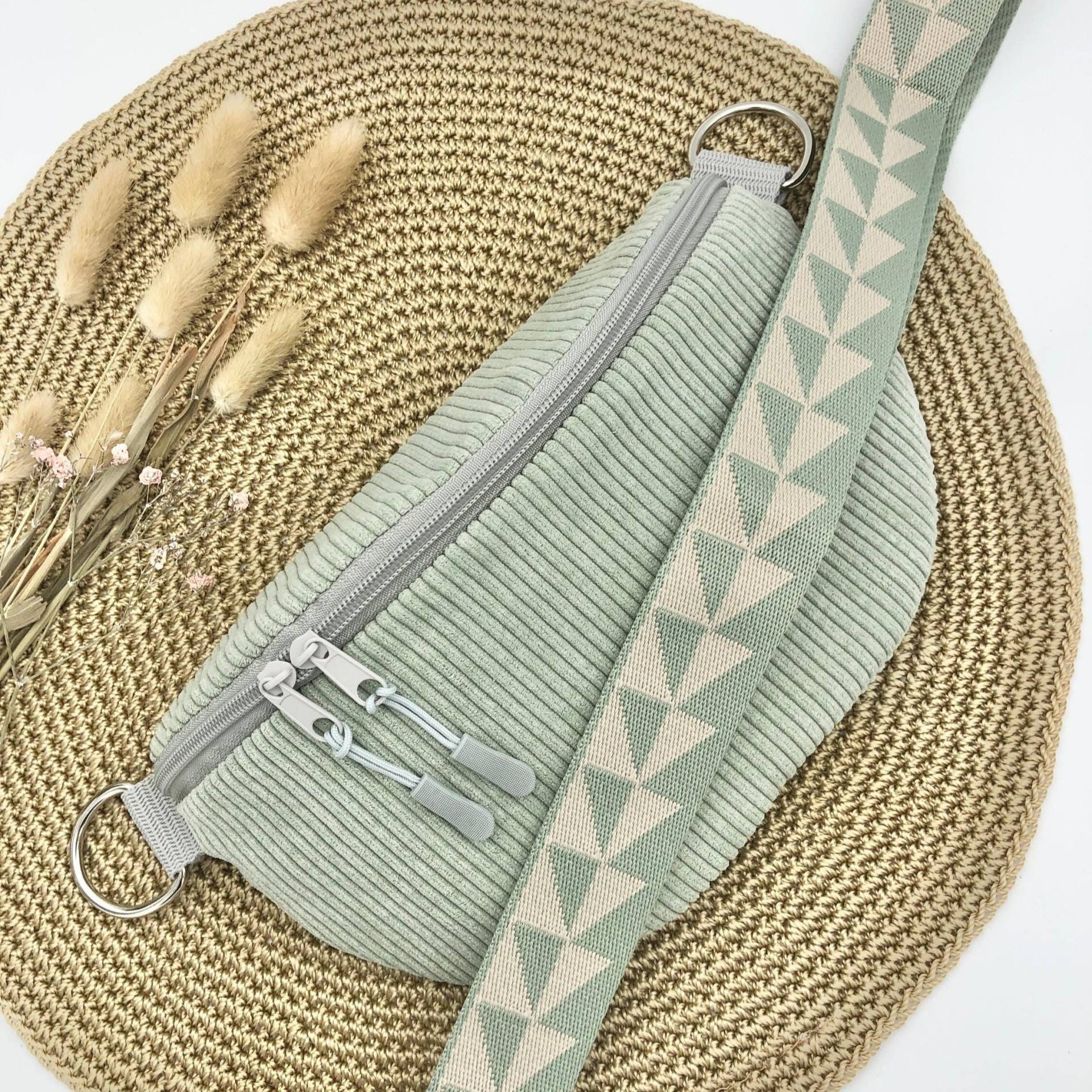 Bauchtasche Xl Cord Salbei Damen | Crossbag Mit Gemustertem Gurt |Gürteltasche Handmade Geschenkidee Geburtstag Freundin |Trend Accessoire von MirkamadeDE