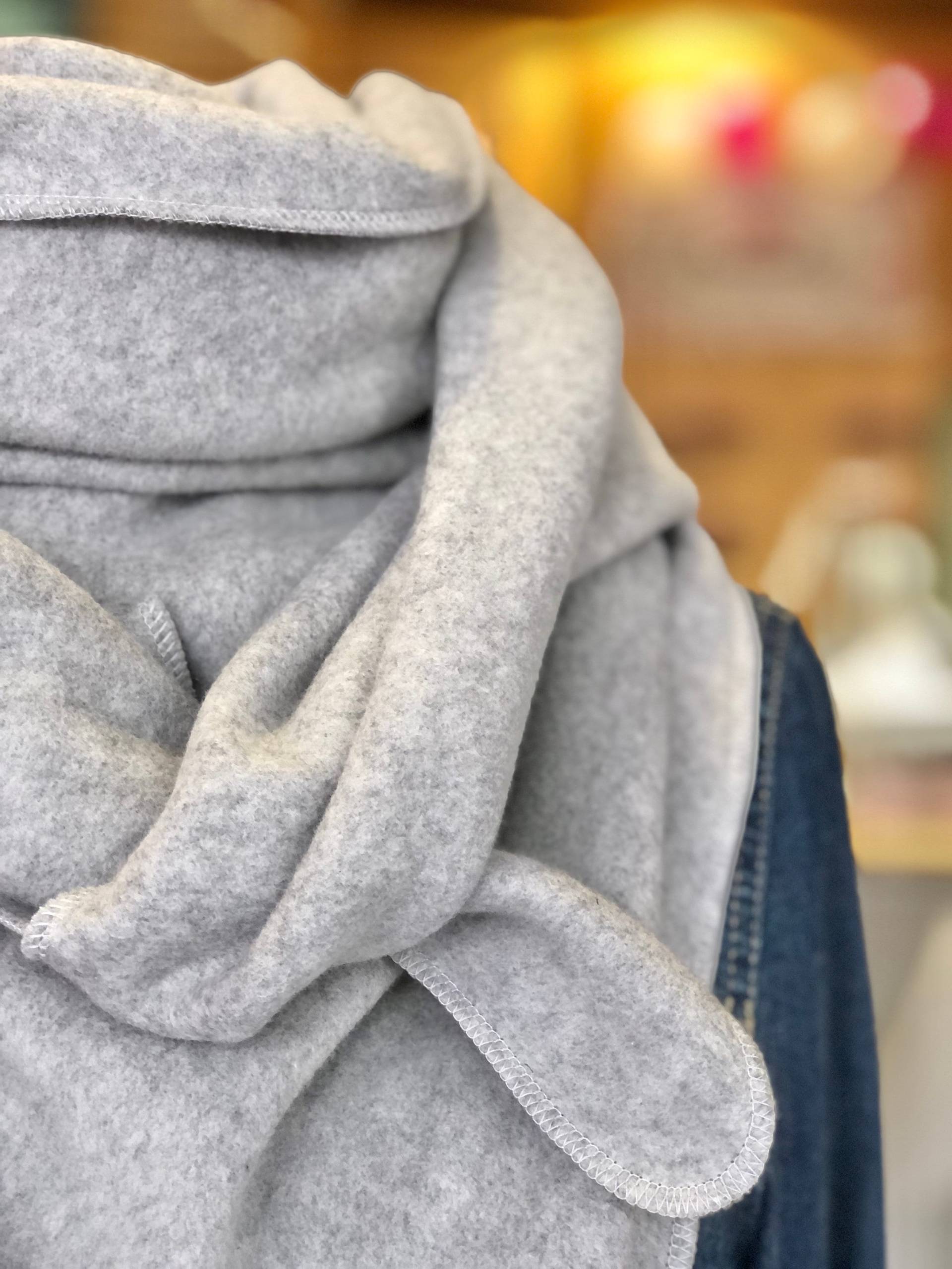 Halstuch Fleece, Bio, Xxl, Damen, Hellgrau, Kuscheliger Dreiecksschal, Fleeceschal, Bio Baumwolle, Warmer Schal, Warmes Dreieckstuch von MirkamadeDE
