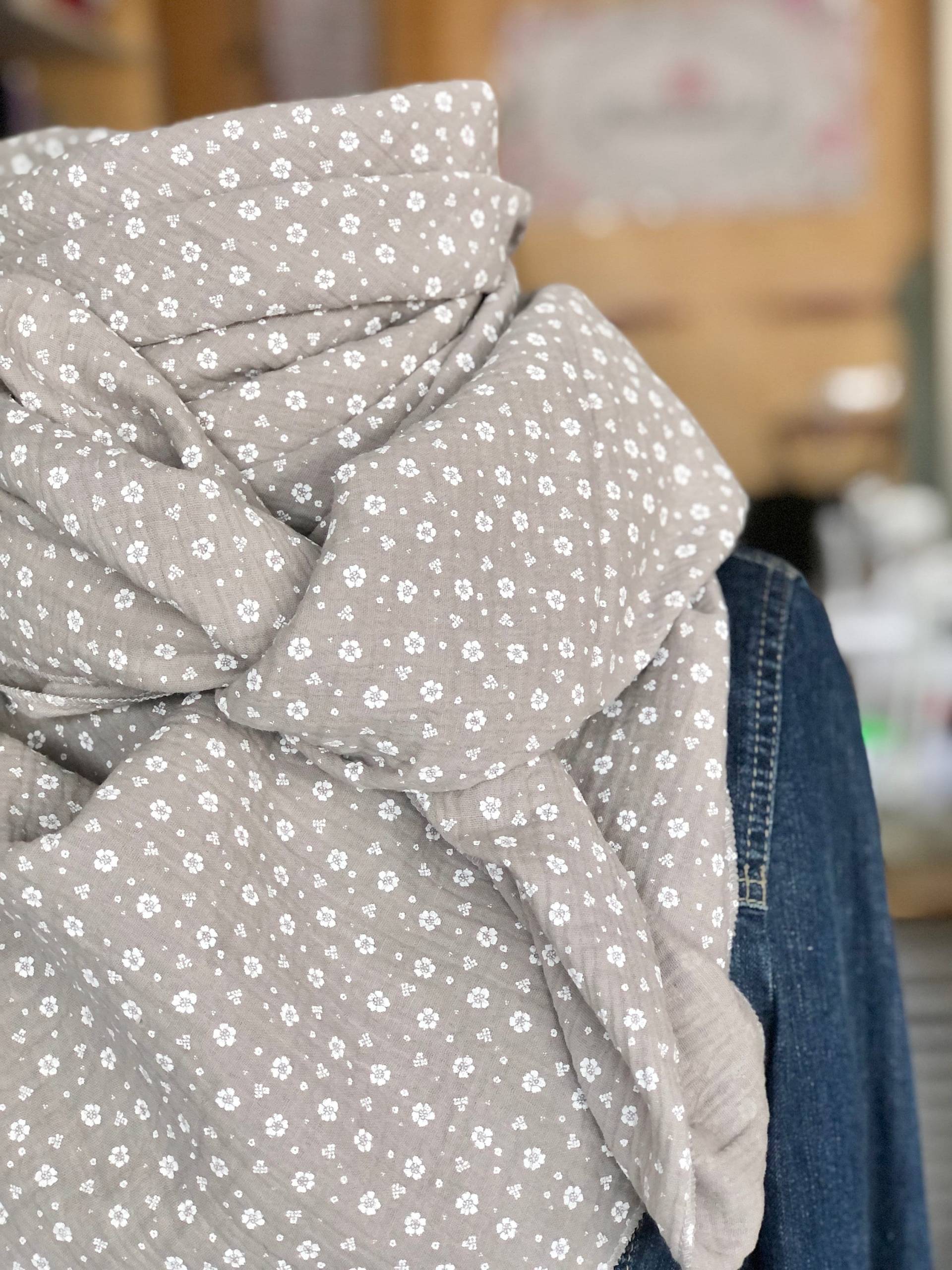 Halstuch Xxl, Beige Mit Blümchen, Musselintuch Damen, Schal, Musselin Tuch, Dreieckstuch Musselin, Halstücher, Geschenk Für Freundin von MirkamadeDE