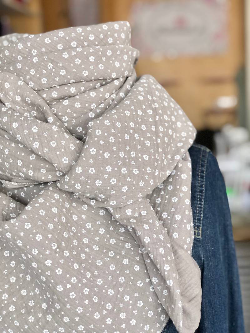 Halstuch Xxl, Beige Mit Blümchen, Musselintuch Damen, Schal, Musselin Tuch, Dreieckstuch Musselin, Halstücher, Geschenk Für Freundin von MirkamadeDE