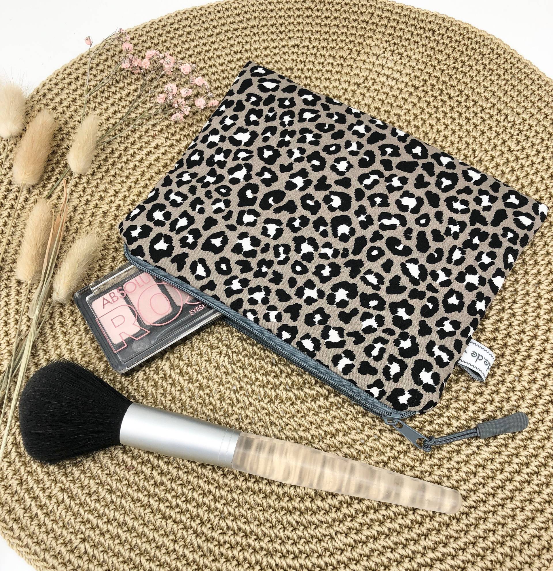 Kosmetiktasche Leo, | Gr. M, Grau Beige, Damen, Leopardenmuster, Kleine Schminktasche, Leoprint von MirkamadeDE