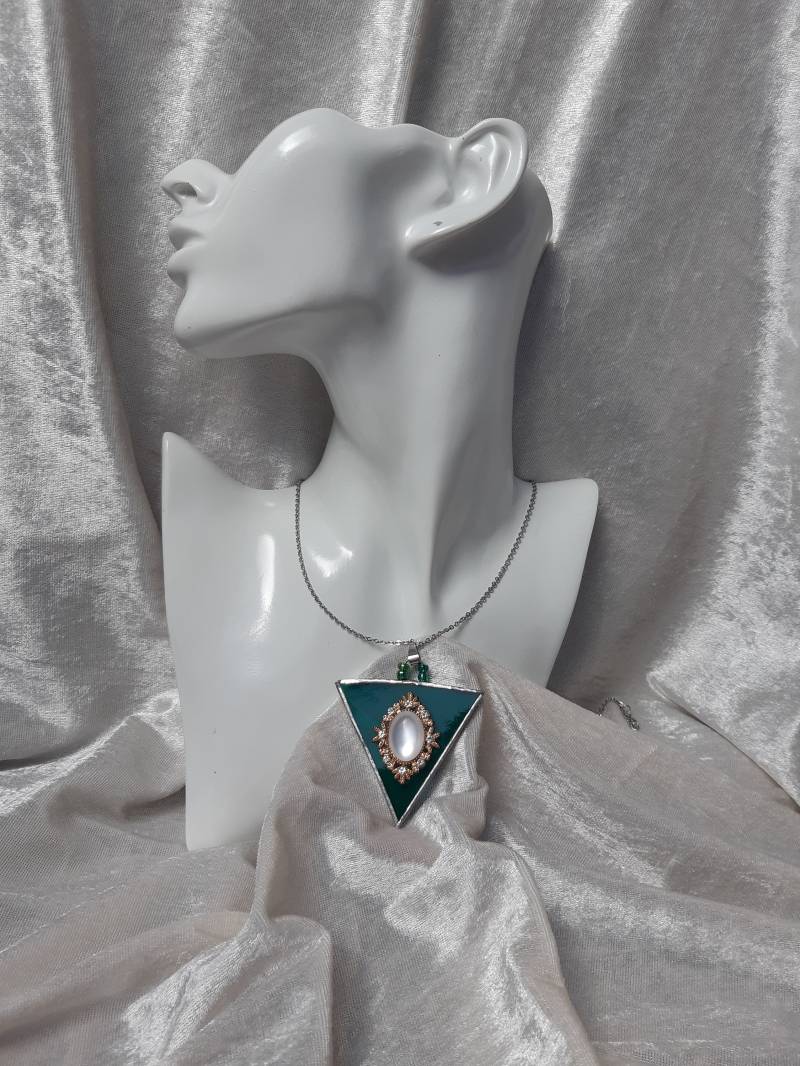 Grüner Buntglasdreieck-Anhänger, Grüne Glasdreieckskette, Grünes Buntglasdreieck-Halsband, Buntglasdreieck-Medaillon Grüner Buntglasdreieck-Anhänger, Grüne Glasdreieckskette, Grünes Buntglasdreieck-Halsband, Buntglasdreieck-Medaillon von Mirouchecreations