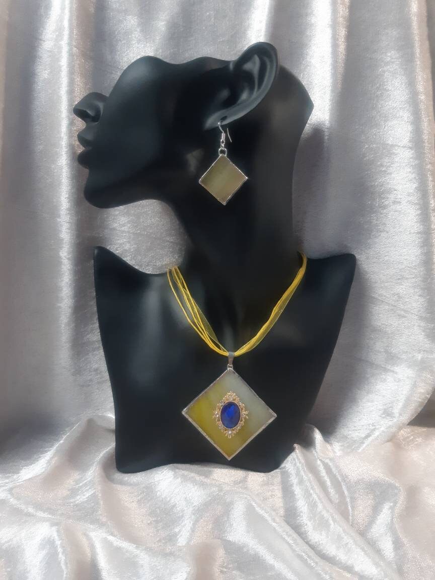 Juwelenset Gelbes Buntglas, Halskette Quadratisch Ohrringe Blaue Strasssteine Juwelenset Gelbes Buntglas, Halskette Quadratisch Ohrringe Blaue Strasssteine von Mirouchecreations