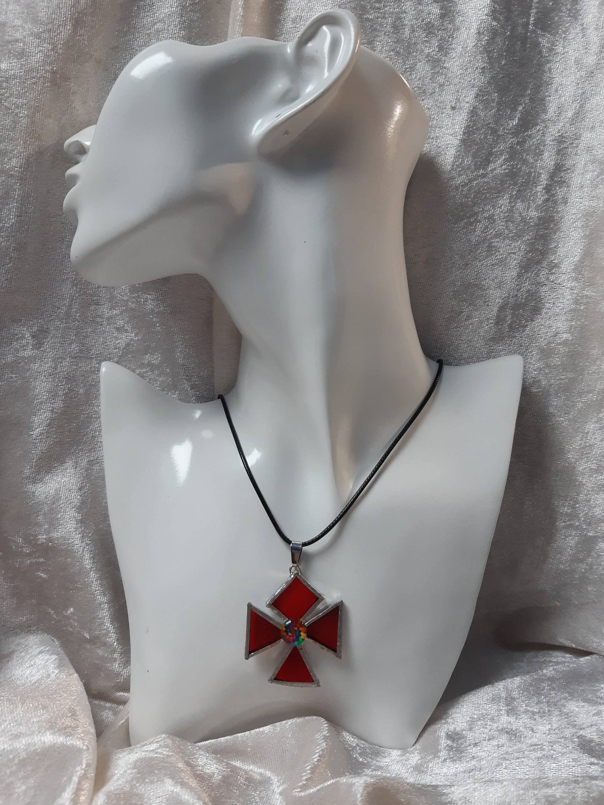Malteserkreuzanhänger Aus Rotem Buntglas, Malteserkreuzkette Glas, Bündig Mit Dem Hals Glas Malteserkreuzanhänger Aus Rotem Buntglas, Malteserkreuzkette Glas, Bündig Mit Dem Hals Glas von Mirouchecreations