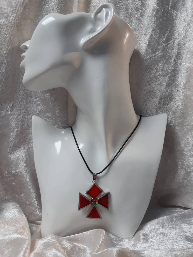 Malteserkreuzanhänger Aus Rotem Buntglas, Malteserkreuzkette Glas, Bündig Mit Dem Hals Glas Malteserkreuzanhänger Aus Rotem Buntglas, Malteserkreuzkette Glas, Bündig Mit Dem Hals Glas von Mirouchecreations