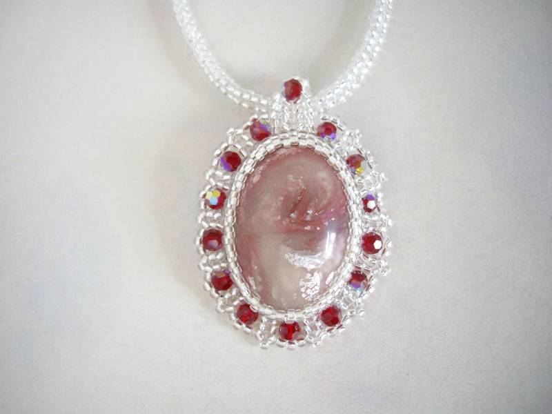 Fimo Rot Cabochon Halskette, Swarovski Siam Runde Perle, Silber Linierte Perlen Kette, Polymer Clay Handgemachte Kette Fimo Rot Cabochon Halskette, Swarovski Siam Runde Perle, Silber Linierte Perlen Kette, Polymer Clay Handgemachte Kette von MisakoBeads