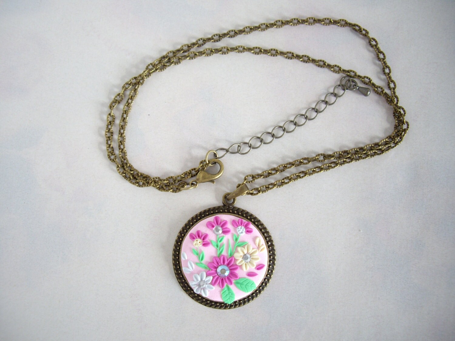 Polymer Clay Nacklace, Floral Halskette, Baby Rosa Gänseblümchen Anhänger, Ton Stickerei Handgemachte Halskette Polymer Clay Nacklace, Floral Halskette, Baby Rosa Gänseblümchen Anhänger, Ton Stickerei Handgemachte Halskette von MisakoBeads