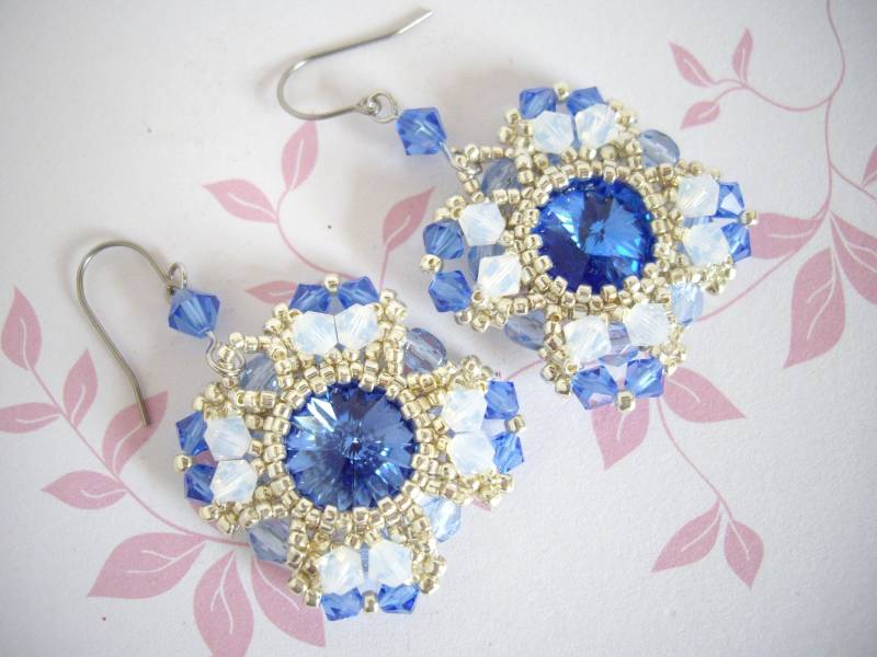 Rivoli Ohrringe, Saphir Weiße Opal Swarovski Perlen Rocade Perlenohrringe, Titan Ohrwirr Rivoli Ohrringe, Saphir Weiße Opal Swarovski Perlen Rocade Perlenohrringe, Titan Ohrwirr von MisakoBeads