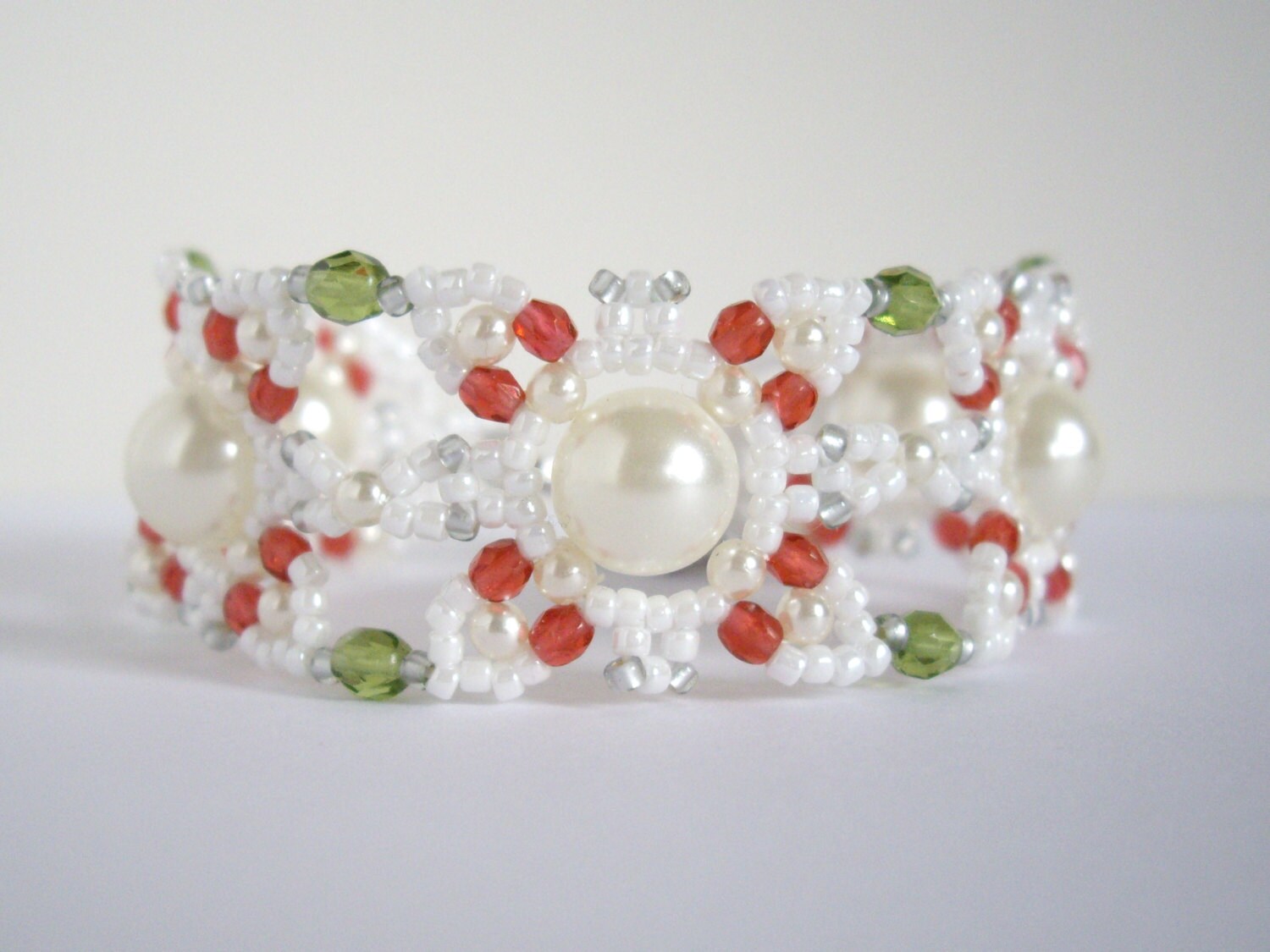Weißes Perlenarmband, Dunkellachsfarbenes Armband, Rocailles Olivgrünes Armband Weißes Perlenarmband, Dunkellachsfarbenes Armband, Rocailles Olivgrünes Armband von MisakoBeads