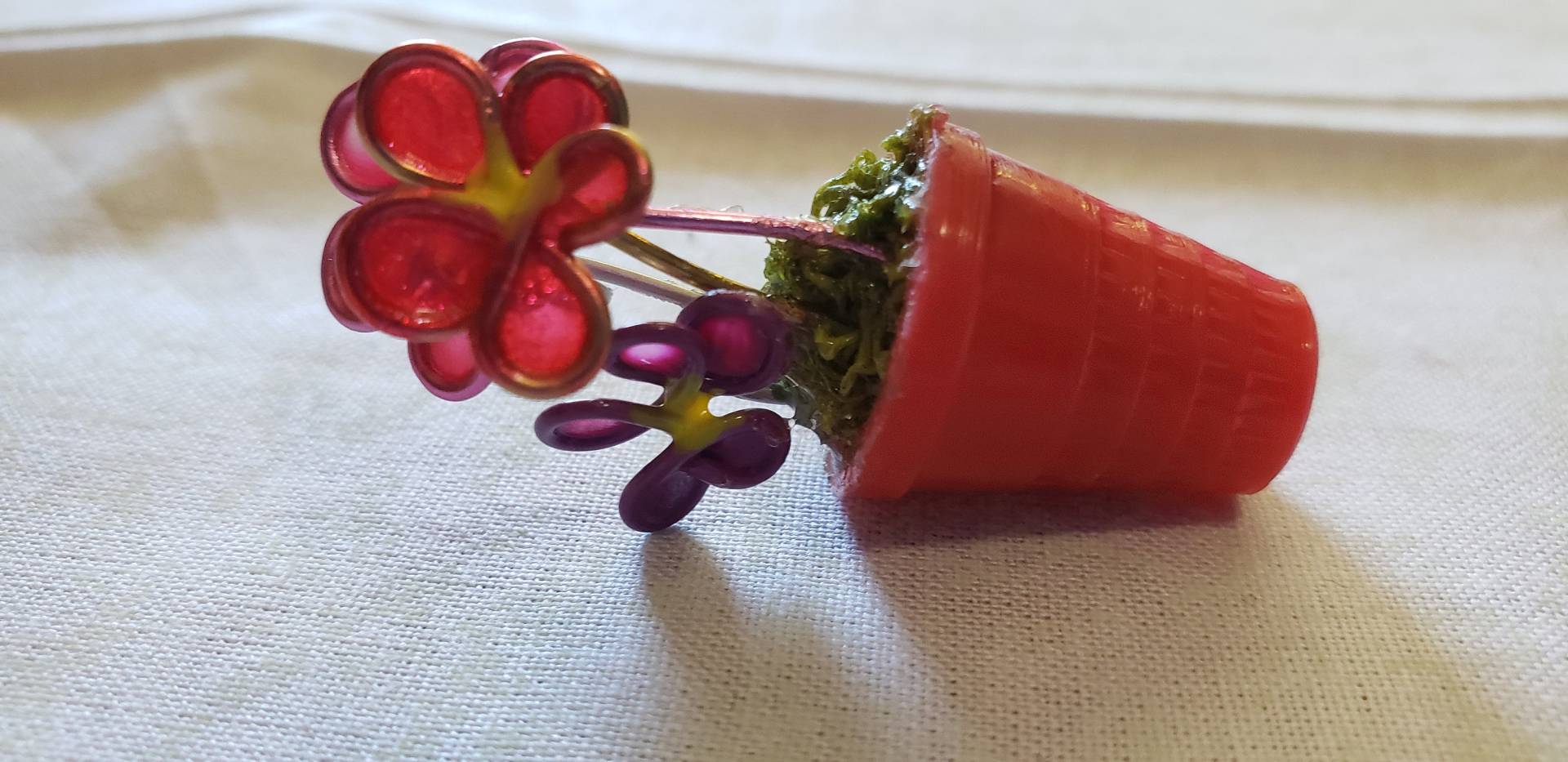 Fee Je-Blumen in Einem Niedlichen Kleinen Roten Fingerhut Blumentopf. Moos Hinzugefügt, Kein Wasser Erforderlich. Fee Je-Blumen in Einem Niedlichen Kleinen Roten Fingerhut Blumentopf. Moos Hinzugefügt, Kein Wasser Erforderlich. von MischievousMade