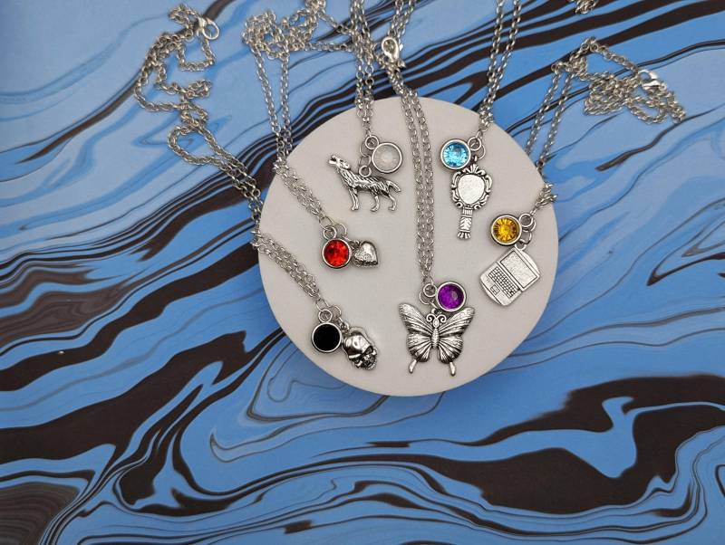 Bis Zum Morgengrauen Charakter Inspirierte Mini Juwel & Anhänger Halsketten - Alle 8 Hauptcharaktere + Beth Und Hannah Bis Zum Morgengrauen Charakter Inspirierte Mini Juwel & Anhänger Halsketten - Alle 8 Hauptcharaktere + Beth Und Hannah von MishMashedTreasures