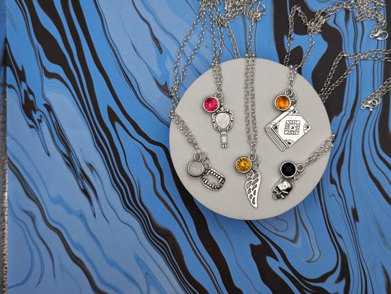Buffy The Vampire Slayer Inspiriert Mini Juwel Und Charm Charakter Halsketten - Hauptdarsteller Buffy, Willow, Xander, Angel, Spike + Mehr Buffy The Vampire Slayer Inspiriert Mini Juwel Und Charm Charakter Halsketten - Hauptdarsteller Buffy, Willow, Xander, Angel, Spike + Mehr von MishMashedTreasures