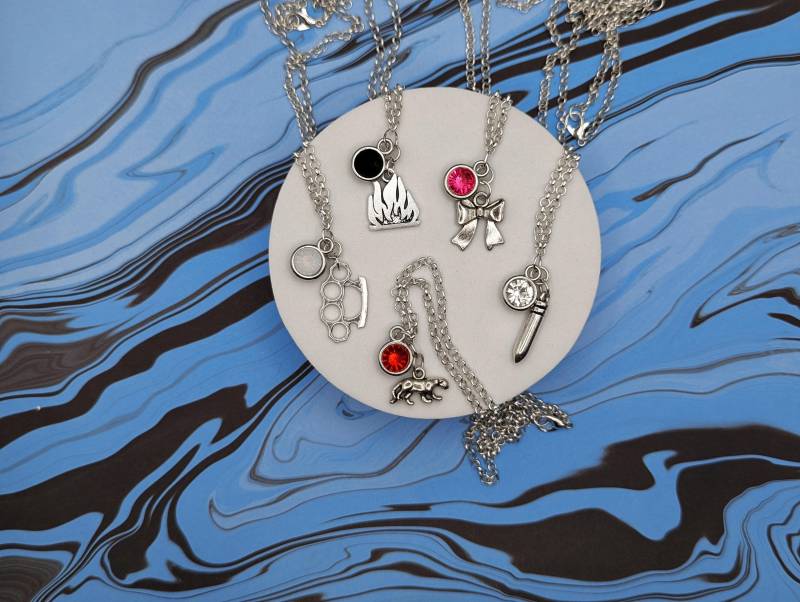 Final Fantasy Vii Inspiriert Mini Juwel & Charm Halsketten - Wolke, Aerith, Tifa, Barret, Red Xiii, Cait Sith, Yuffie, Cid, Vincent Final Fantasy Vii Inspiriert Mini Juwel & Charm Halsketten - Wolke, Aerith, Tifa, Barret, Red Xiii, Cait Sith, Yuffie, Cid, Vincent von MishMashedTreasures